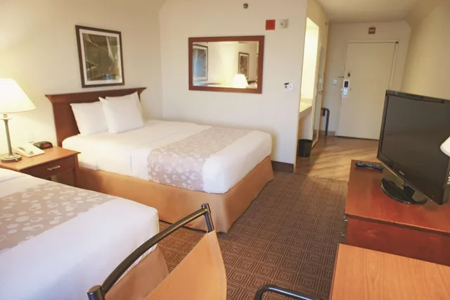 غرفة بسرير كوين، La Quinta Inn & Suites by Wyndham Stamford / New York City 5/8