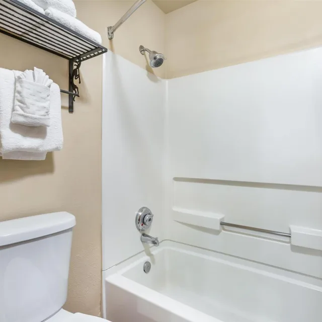جناح بسرير كينج وسريرين منفصلين بشرفة بغرفتين، Best Western Plus Inn Of Santa Fe 8/12