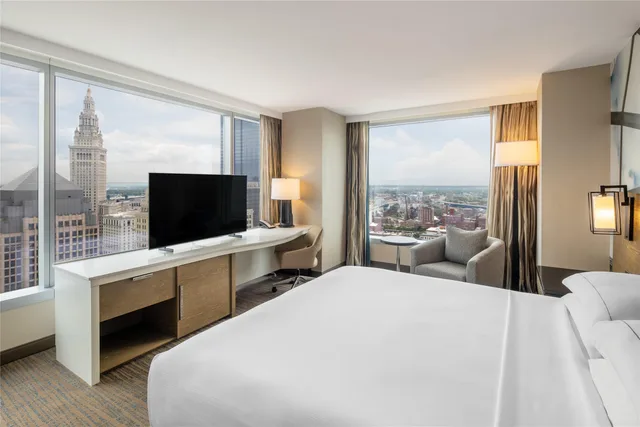 Room, King Bed, South Wing, Corner, Accessible، Hilton Cleveland Downtown 1/3