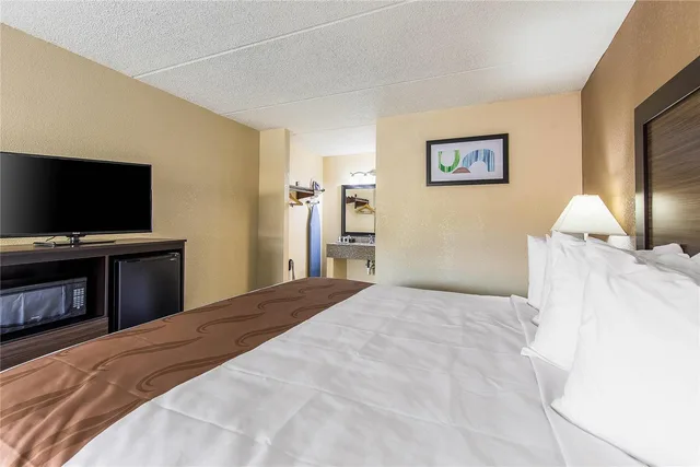غرفة بسرير كينج، Quality Inn Forest City, NC 1/5