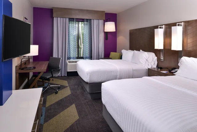 غرفة قياسية بسريرين كوين، Holiday Inn Express Suites Bryant Benton Area 3/6