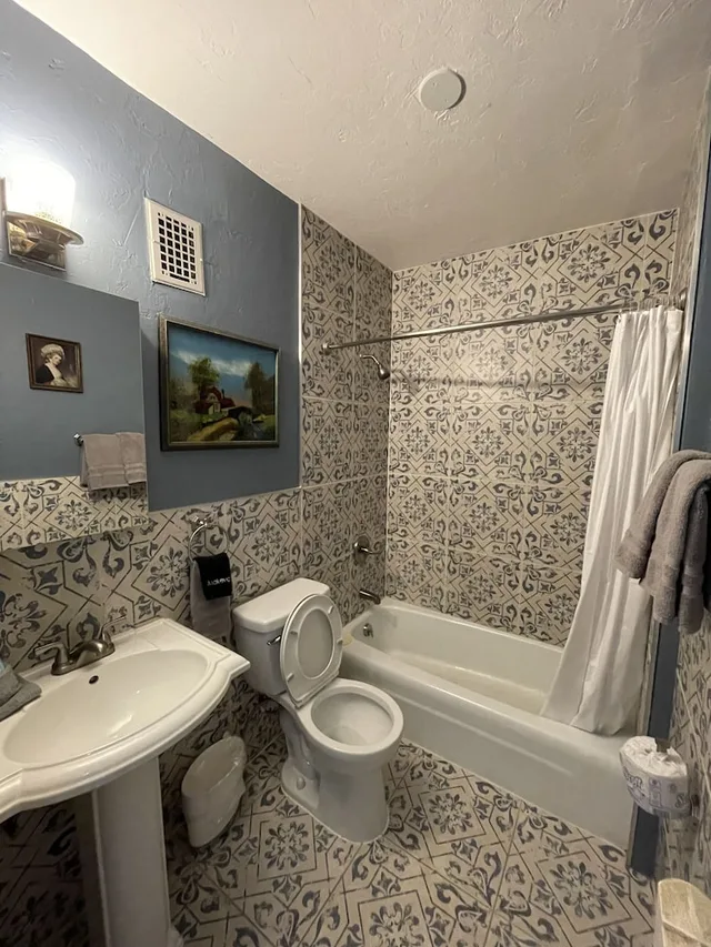 غرفة بسرير كوين، Holiday Chalet Victorian - Bed & Breakfast 8/8