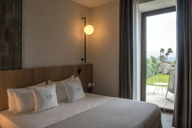 غرفة ديلوكس بسرير كينج بإطلالة على البحر بشرفة، Hotel Europa 1/6