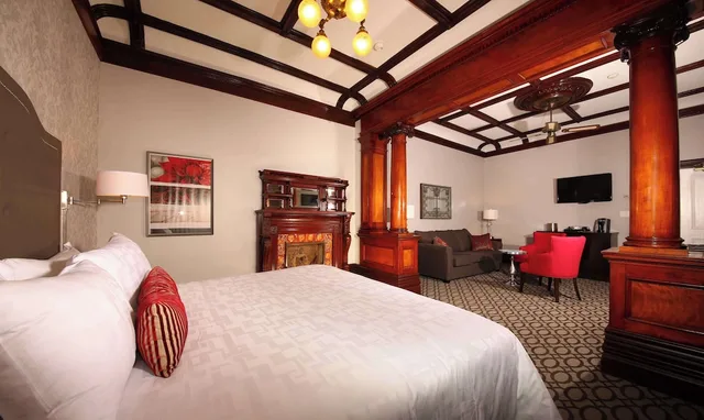 Suite, King Bed, Sofa, Living Area, Idlewyld Inn & Spa, WorldHotels Crafted 1/4