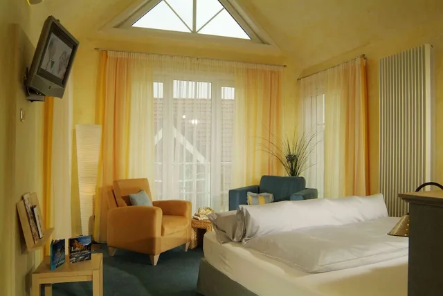 غرفة ديلوكس بسرير كينج، Flairhotel Zum Schwarzen Reiter 2/7