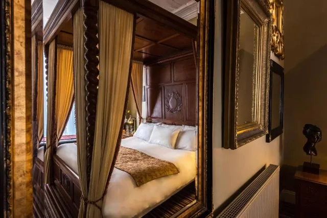 Room, King Bed, Paskins Brighton 1/4
