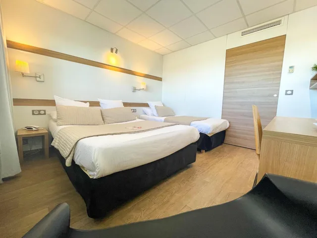 Court, Standard, Triple, with View، Hotel the Originals Montpellier Sud Neptune Ex Neptune 2/10