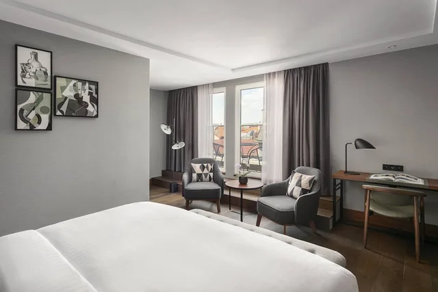 جناح كلوب بسرير كينج بشرفة بغرفة نوم واحدة للمدخنين، Prague Marriott Hotel 1/7