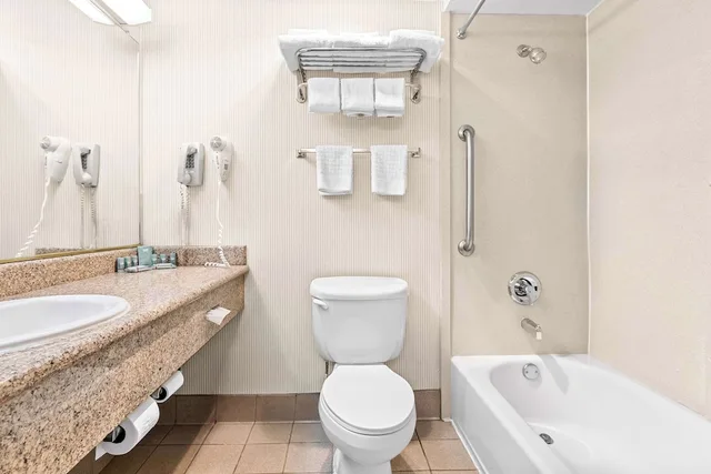 غرفة قياسية بسريرين كوين، Surestay Hotel By Best Western Castro Valley 4/6