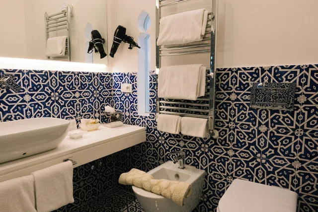 غرفة ديلوكس ثلاثية بسرير كينج وسرير فردي بإطلالة على البحر بغرفة نوم واحدة، Hotel Conca d'Oro 4/6