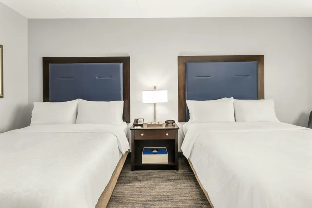 غرفة قياسية بسريرين كوين، Holiday Inn Express Hotel And Suites Wilmington Newark 1/4