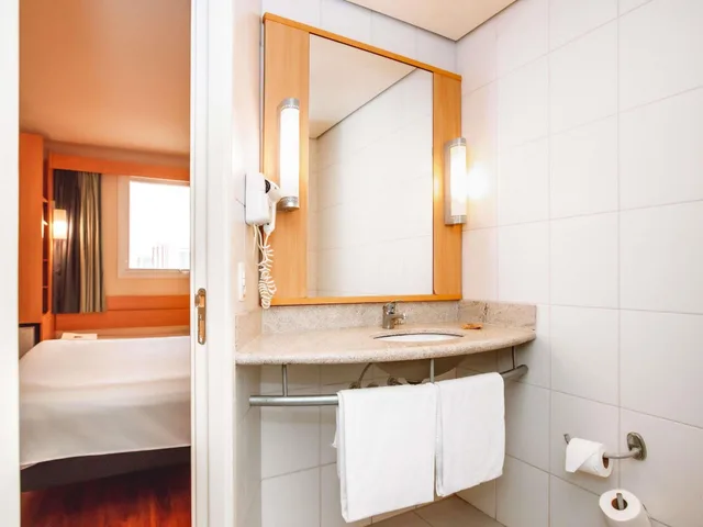 Room, Multiple Beds، Ibis Belo Horizonte Liberdade 2/2