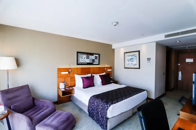 غرفة بريميوم بسرير كينج، Crowne Plaza Istanbul Harbiye Hotel 6/10
