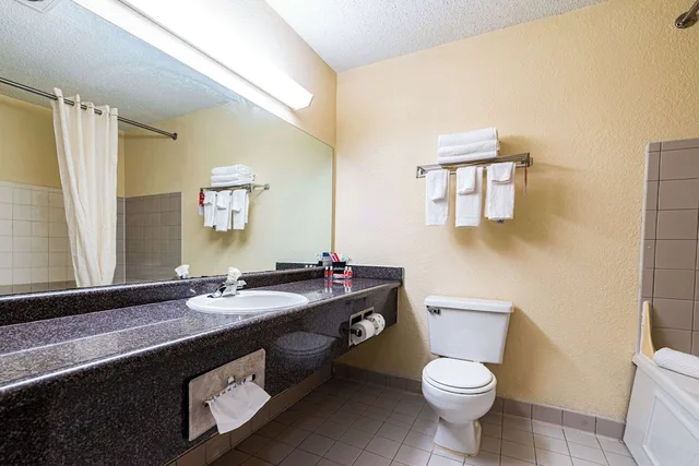 جناح بسرير كينج، Econo Lodge Cleveland Southeast Kent 3/5