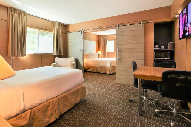 غرفة بسرير كوين بغرفتي نوم، The Garden Hotel and Resort 4/9