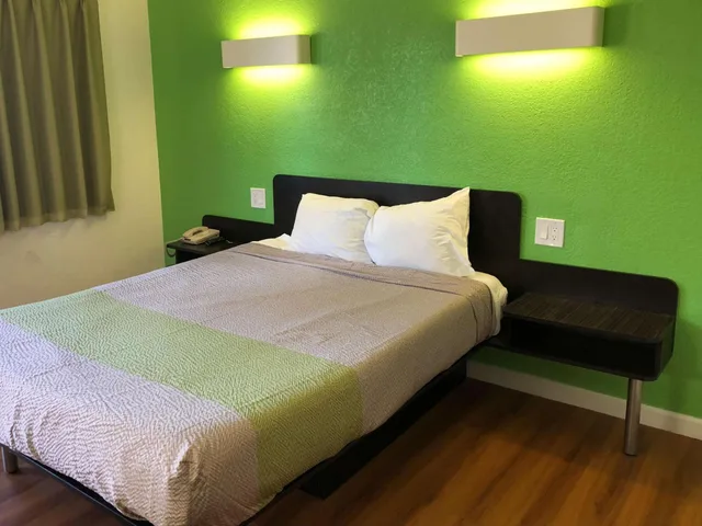 غرفة بسرير كوين، Motel6 Barstow, CA 3/10