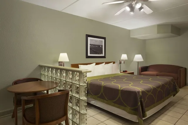 Efficiency, Standard, King Bed، Super 8 By Wyndham South Padre Island 2/3