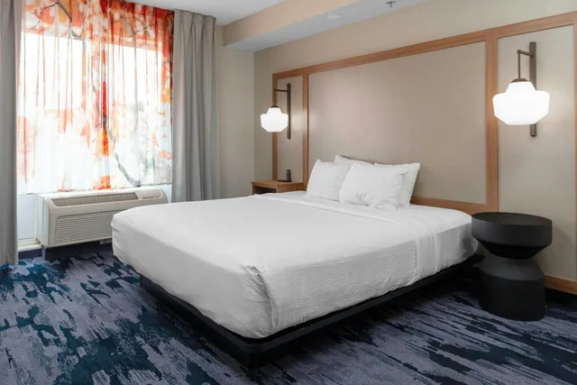 غرفة بسرير كينج بحوض استحمام لذوي الإعاقة، Fairfield Inn Suites Rapid City 1/3