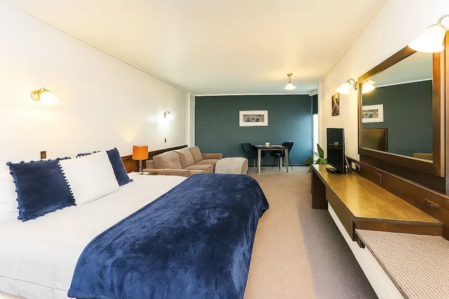 غرفة بسرير كينج بإطلالة على الحديقة في الطابق العلوي، West Coaster Motel 1/2