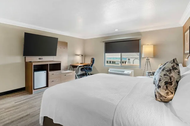 غرفة بسرير كينج، Best Western Plus Newport Mesa Inn 3/5