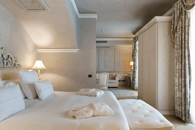 جناح بسرير كوين بشرفة، Romano Palace 2/10