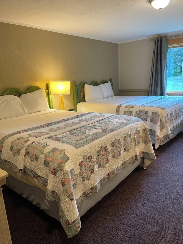 غرفة ديلوكس بسريرين كوين، NORTHERN LIGHTS LODGE 2/9