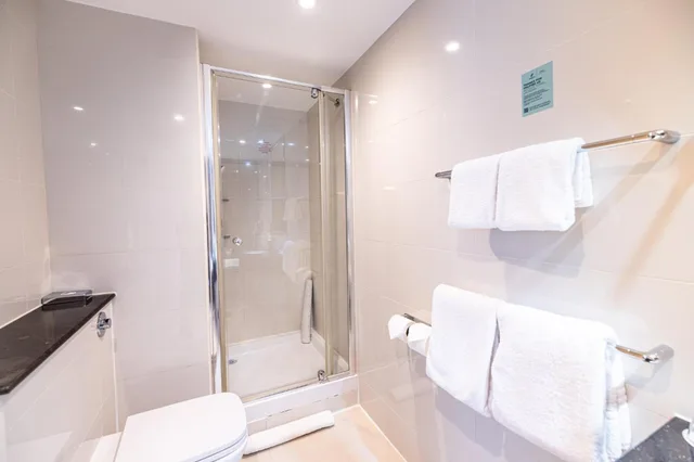 1 Bedroom, Suite, King Bed, Kitchenette, Holiday Inn London - Kensington High St. by IHG 2/4