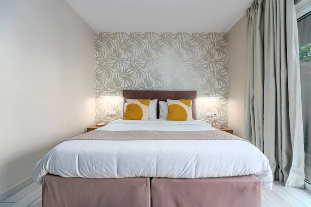 جناح سيغنتشر بفراش فوتون وسرير كوين وسرير فردي بإطلالة جزئية على البحر، Maison 66 Riviera Hotels 1/10