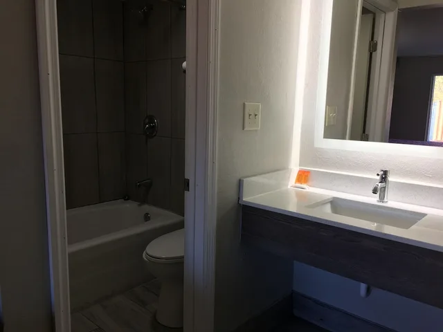 Room, 2 Queen Beds, Days Inn and Suites by Wyndham Charleston Airport West 3/4