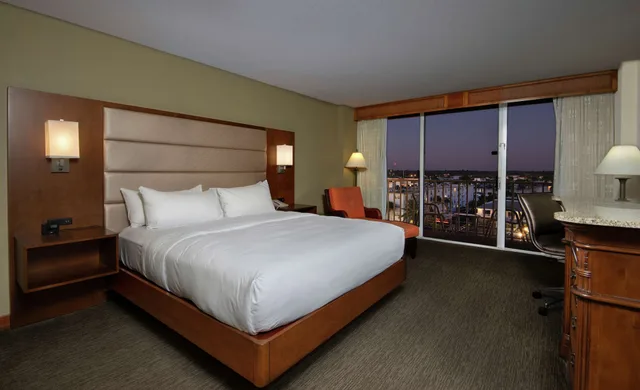 Room, King Bed, Gulf View, Balcony, High Floor، DoubleTree Beach Resort by Hilton Tampa Bay - North Redington Beach 5/9