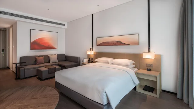 غرفة بسرير كينج بإطلالة على البحيرة مع أريكة، Hyatt Place Changsha Airport 1/4
