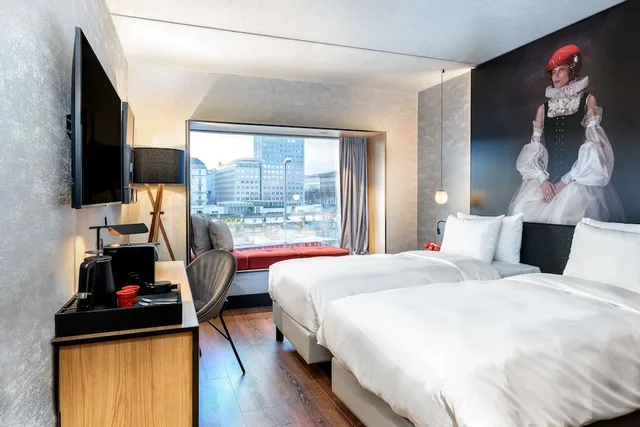غرفة قياسية بسريرين منفصلين بإطلالة على النهر، Radisson RED Vienna 1/2