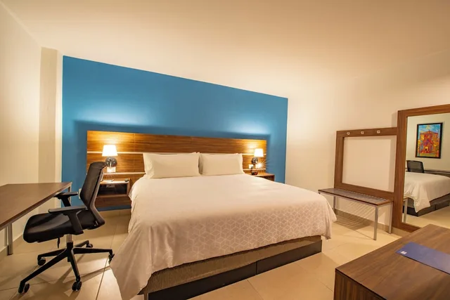 غرفة قياسية بسرير كينج بإطلالة على المدينة، Holiday Inn Express Merida Centro 6/8