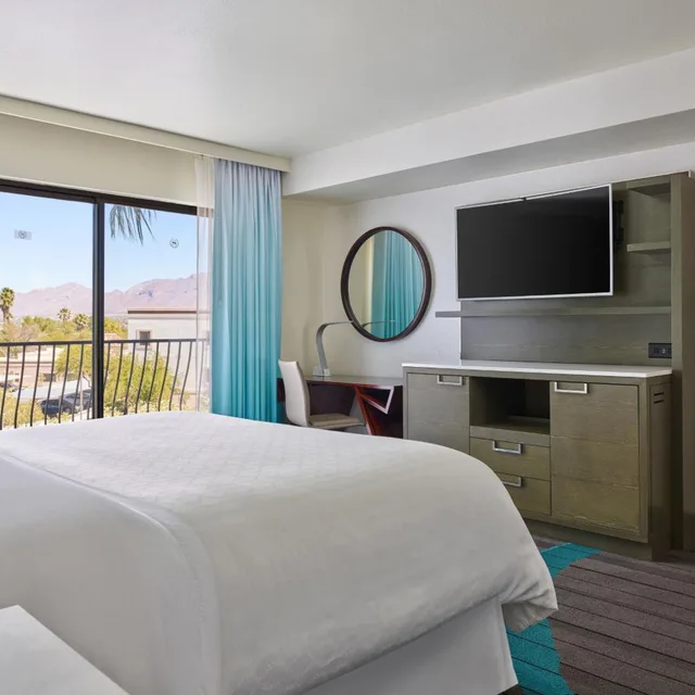Executive, Suite, King Bed, Mountain View, Sofa, Club Floor، Sheraton Tucson Hotel And Suites 1/6
