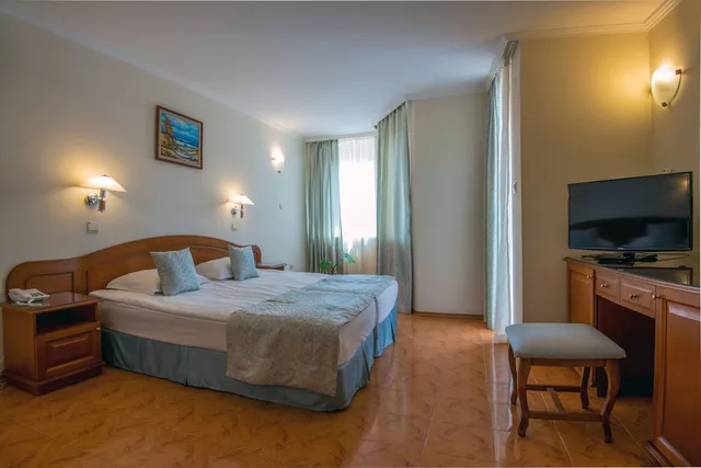 غرفة قياسية بسرير كوين بإطلالة على المدينة مع أريكة، Villa List 6/9
