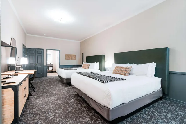 غرفة بسرير كينج وسريرين كينج، Hotel NoBo Cascade, Tapestry Collection by Hilton 1/2