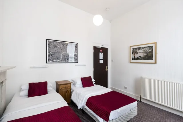 غرفة بسريرين منفصلين بحمام مشترك، St Athans Hotel 1/9