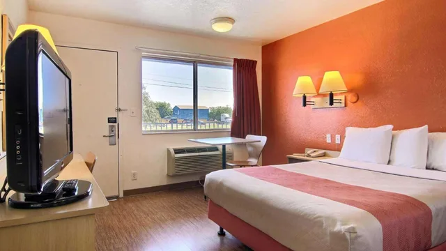 1 Queen Bed - ADA/Tub/Micfridge, Motel6 San Angelo, TX 2/10