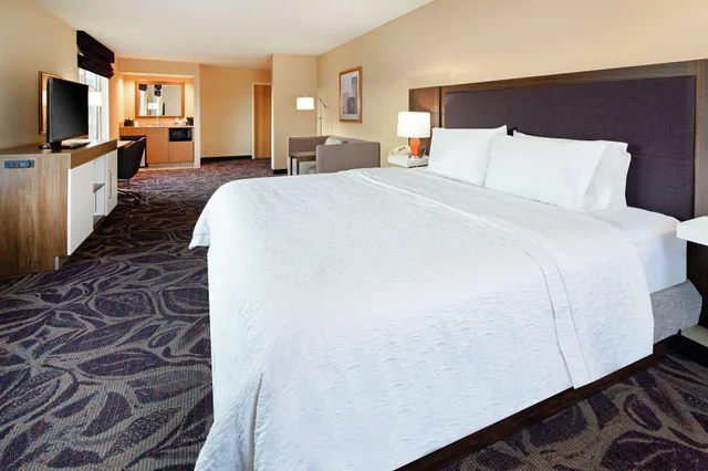غرفة بسرير كينج بحوض استحمام، Hampton Inn Suites Bremerton 4/9