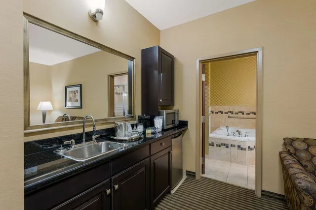 جناح بسرير كينج مع أريكة، Best Western Sunrise Inn and Suites 3/3