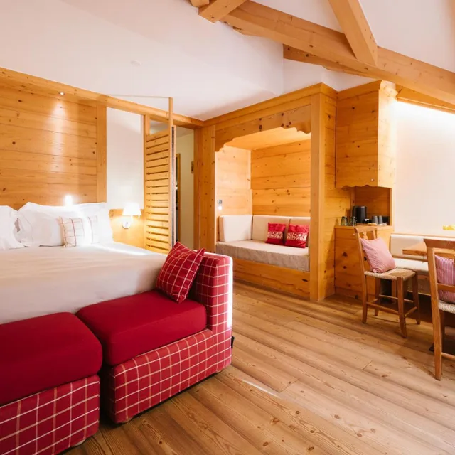 جناح جونيور، Hotel Maribel 7/10