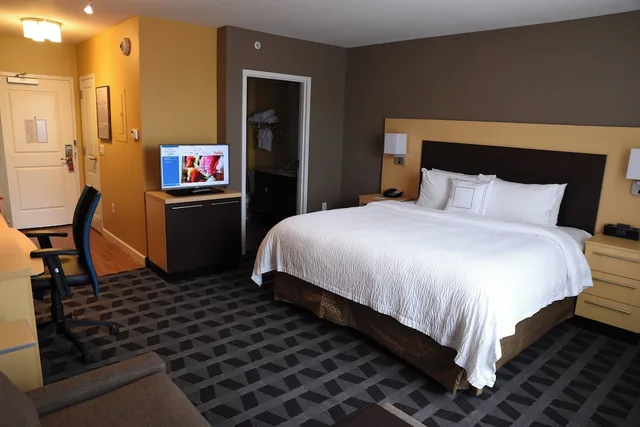 استوديو بسرير كينج مع أريكة لذوي الإعاقة، TownePlace Suites Lawrence Downtown 1/2