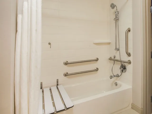 غرفة بسريرين كوين لذوي الإعاقة، Holiday Inn Express Suites Sturbridge 2/2