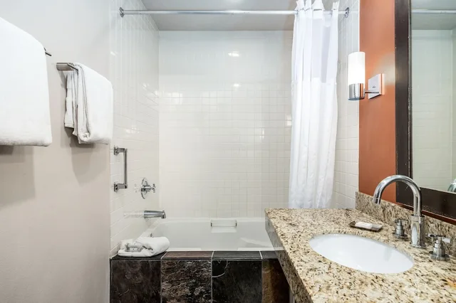 غرفة بسرير كينج بإطلالة على الجبل، Red Mountain Resort 3/4