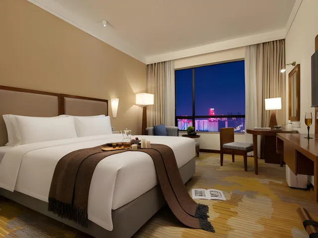 غرفة بسرير كينج بإطلالة على البحر، Baohua Harbour View Hotel 1/3