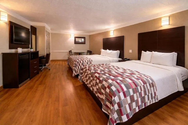 جناح بسريرين كوين وسرير كوين بمطبخ، Red Roof Inn and Suites Houston Hobby Airport 5/10