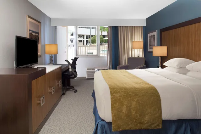 Room, King Bed, Balcony or Patio, Accessible, Doubletree By Hilton Hotel Jacksonville Airport 3/8