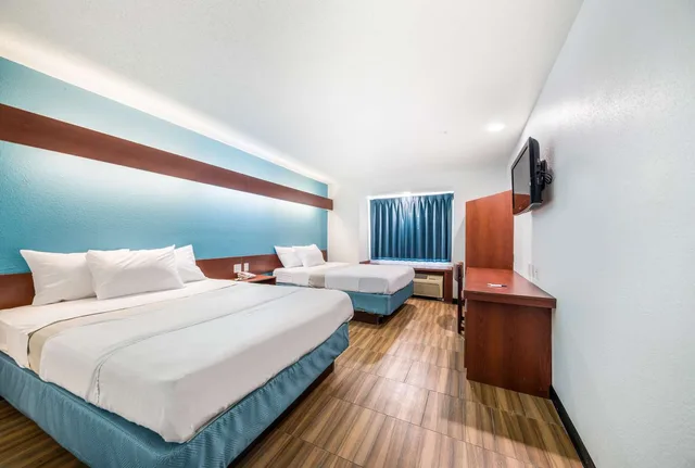 Room, 2 Queen Beds, Golden Isles Inn & Suites Brunswick South 3/7