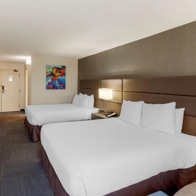 غرفة بسرير كينج وسريرين كوين لذوي الإعاقة، Best Western Plus Toronto Airport Hotel 1/5