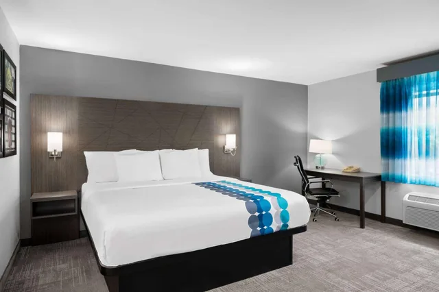 جناح استوديو بسرير كينج مع أريكة، La Quinta Inn By Wyndham Indianapolis Airport Executive Drive 2/3